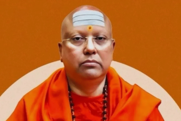 புது டெல்லி/ஆக்ரா: டெல்லியில் உள்ள பிரபலமான மேலாண்மை கல்வி நிறுவனத்தின் தலைவராக இருந்த, சுவாமி சைதன்யானந்த சரஸ்வதி (62) என்கிற பார்த்தசாரதி, பாலியல் துன்புறுத்தல் மற்றும் நிதி மோசடி குற்றச்சாட்டுகளின் பேரில் கைது செய்யப்பட்டார்